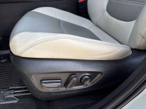 Used 2022 Toyota RAV4 XLE Premium image 18