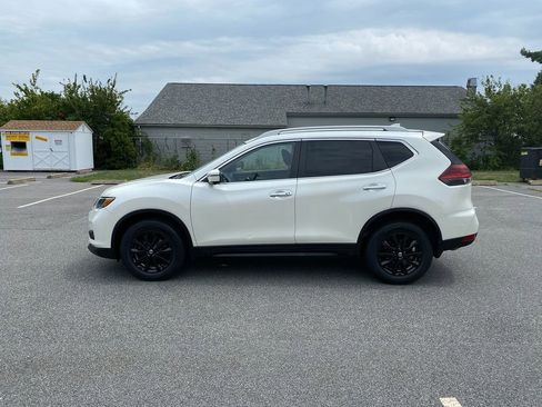 Used 2018 Nissan Rogue SV w/ Premium Package image 10