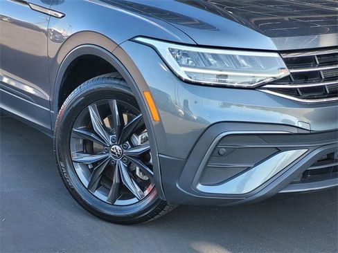 Used 2024 Volkswagen Tiguan SE image 3