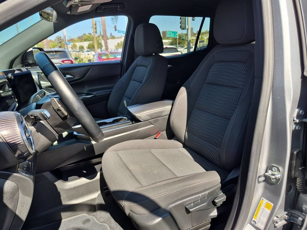 Used 2025 Chevrolet Equinox LT AWD/4WD image 25