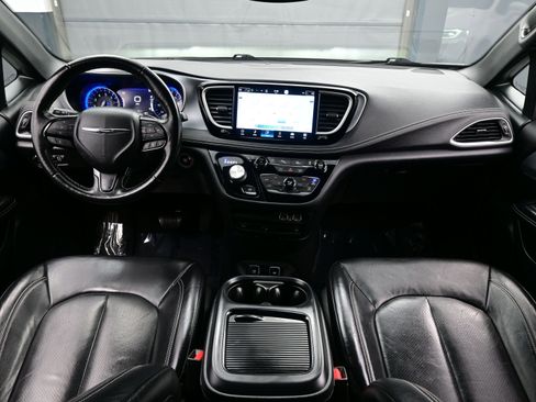 Used 2021 Chrysler Pacifica Touring-L w/ Uconnect Theater Family Group image 18
