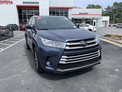 Used 2018 Toyota Highlander XLE image 2