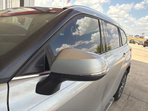Used 2020 Toyota Highlander XLE FWD image 4