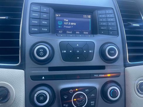 Used 2019 Ford Taurus SE image 8