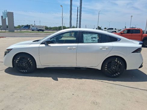 New 2026 Nissan Sentra SR w/ Floor Mat Package FWD image 4