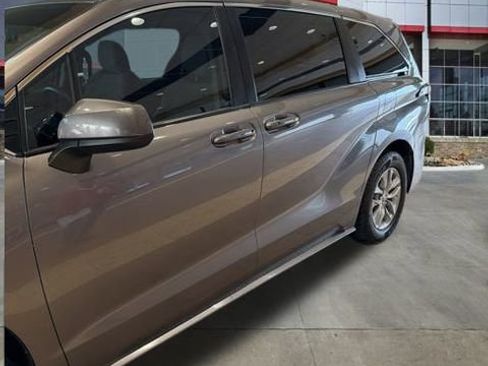 Used 2022 Toyota Sienna LE image 2