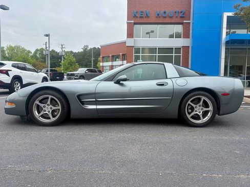Used 2004 Chevrolet Corvette Coupe w/ Preferred Equipment Group RWD image 3