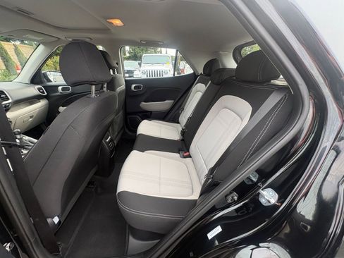 Used 2025 Hyundai Venue SEL image 24