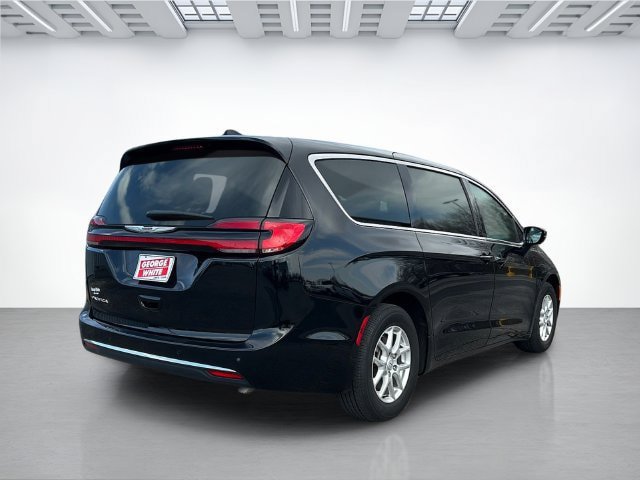 Used 2025 Chrysler Pacifica Select FWD image 4