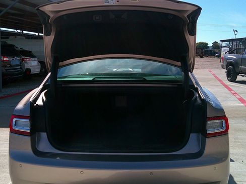 Used 2019 Lincoln Continental Select image 21