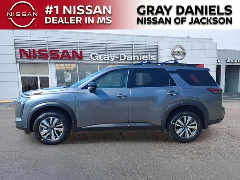 New 2026 Nissan Pathfinder SL image 4