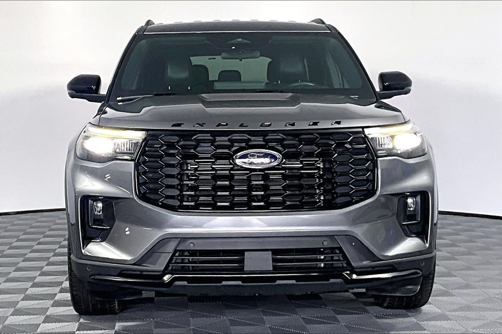 Used 2025 Ford Explorer ST-Line w/ ST-Line Street Pack AWD/4WD image 3