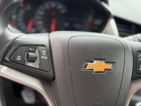 Used 2021 Chevrolet Trax LT w/ LT Convenience Package FWD image 24