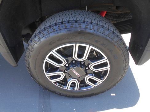 Used 2022 GMC Sierra 2500 AT4 w/ AT4 Preferred Package image 18