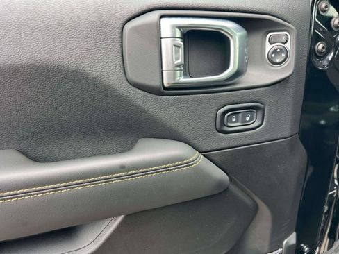 Used 2025 Jeep Wrangler Sahara image 14