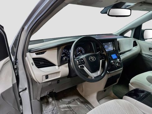 Used 2019 Toyota Sienna LE FWD image 9