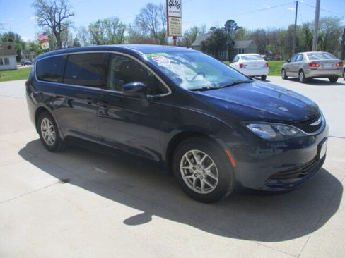 Used 2017 Chrysler Pacifica Touring FWD image 18
