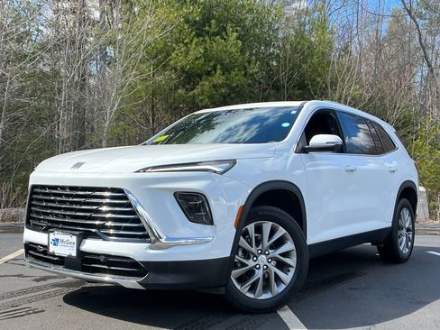 Used 2025 Buick Enclave Preferred image 1