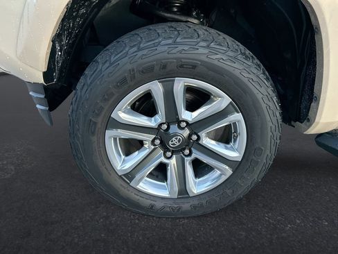Used 2016 Toyota Tacoma Limited w/ Towing Package AWD/4WD image 10