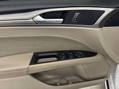 Used 2019 Ford Fusion SE FWD image 12