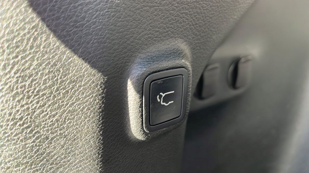 Used 2019 Jeep Cherokee Latitude Plus w/ Comfort/Convenience Group FWD image 27