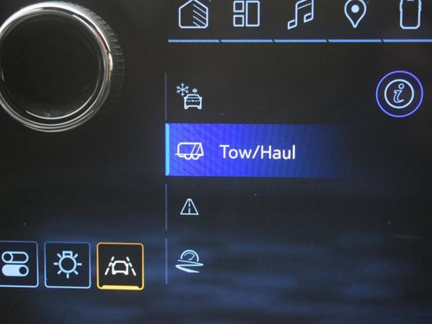 Used 2024 Chevrolet Traverse LT w/ Trailering Package FWD image 25