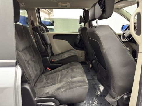 Used 2019 Dodge Grand Caravan SE image 26