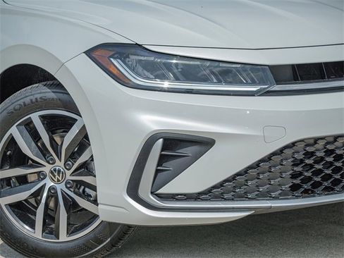 Certified 2025 Volkswagen Jetta SE image 3