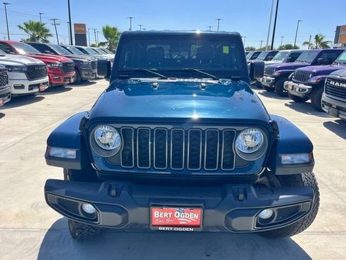 Used 2025 Jeep Gladiator Sport AWD/4WD image 2