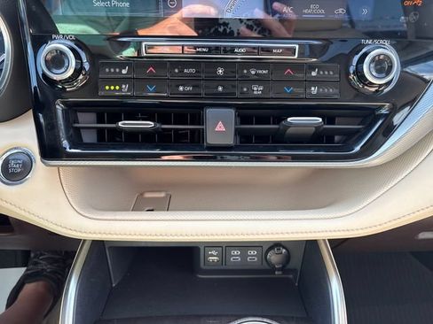 Used 2022 Toyota Highlander Platinum AWD/4WD image 18