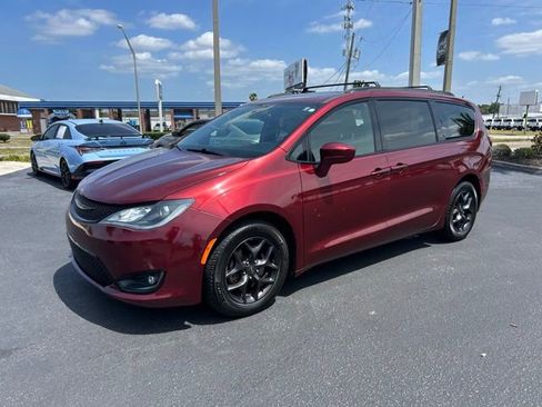 Used 2019 Chrysler Pacifica Touring-L Plus w/ S Appearance Package image 3