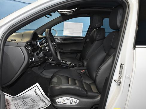 Certified 2025 Porsche Macan image 10
