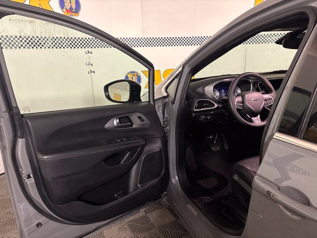 Used 2025 Chrysler Pacifica Select FWD image 9