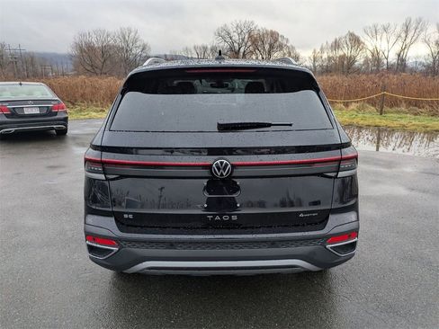 New 2026 Volkswagen Taos SE image 4