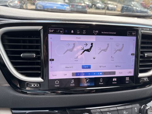 Used 2023 Chrysler Pacifica Touring-L image 2