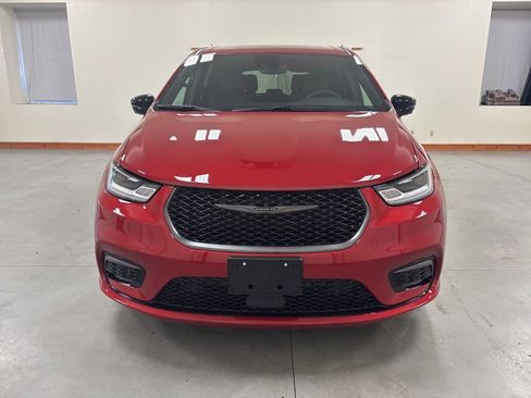 New 2026 Chrysler Pacifica Select image 3