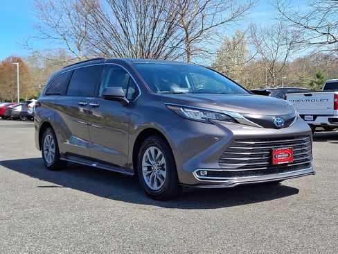Certified 2023 Toyota Sienna XLE AWD/4WD image 4