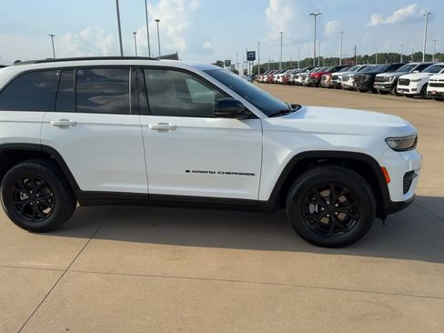 Used 2025 Jeep Grand Cherokee Altitude AWD/4WD image 2