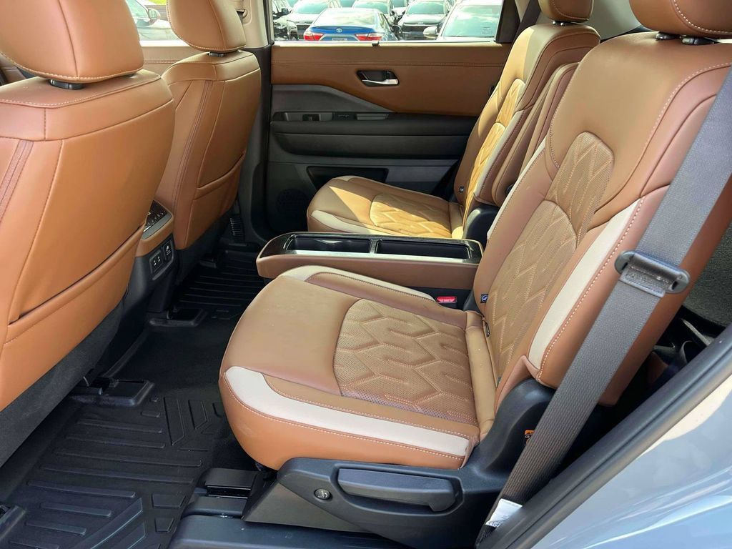 Used 2026 Nissan Pathfinder Platinum FWD image 6
