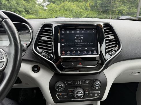 Used 2019 Jeep Cherokee Limited AWD/4WD image 18