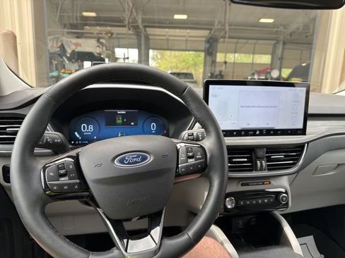 Used 2023 Ford Escape Platinum w/ Premium Technology Package AWD/4WD image 19