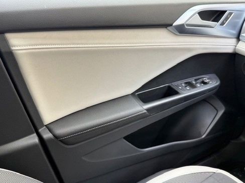 New 2025 Volkswagen Taos SE image 28