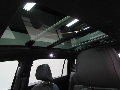 Used 2023 Volkswagen Tiguan SE R-Line FWD image 33