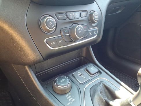 Used 2020 Jeep Cherokee Latitude Plus w/ Cold Weather Group AWD/4WD image 26