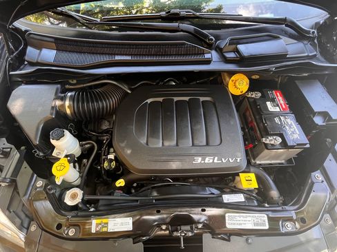 Used 2015 Chrysler Town & Country Touring FWD image 28