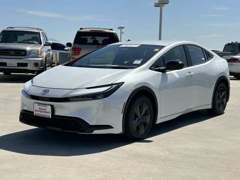 Certified 2025 Toyota Prius LE FWD image 6
