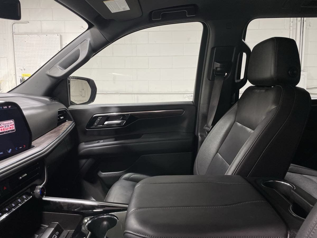 Used 2025 Chevrolet Suburban LT w/ Comfort Package AWD/4WD image 10