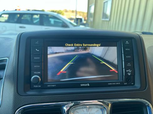 Used 2016 Chrysler Town & Country Touring FWD image 11