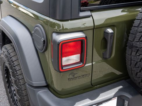 Used 2022 Jeep Wrangler Sport AWD/4WD image 10