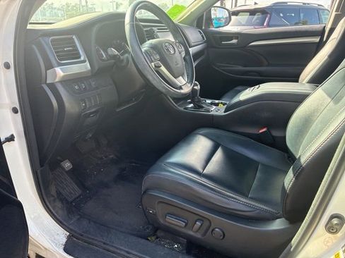 Used 2017 Toyota Highlander XLE w/ Carpet Mat Package FWD image 4